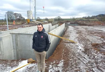 David Mathieu sur le chantier de son futur bâtiment qui devrait être achevé en automne 2026.