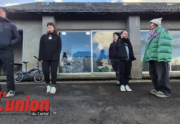 Un groupe de garçons et de filles.