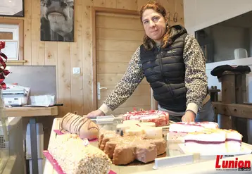 Une dame qui présente ses glaces à la ferme.
