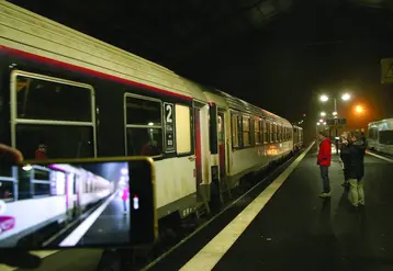 Un train de nuit en gare.