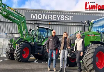 Famille de concessionnaire FENDT devant les tracteurs de sa concession.