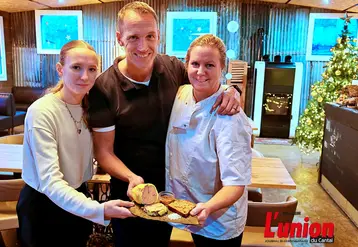 Dans un restaurant, famille autour d'une assiette de foie gras