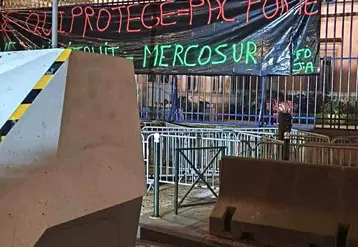 Les agriculteurs ont mis l’état sous surveillance en installant un radar mobile  devant les grilles de la Préfecture de Haute-Loire.