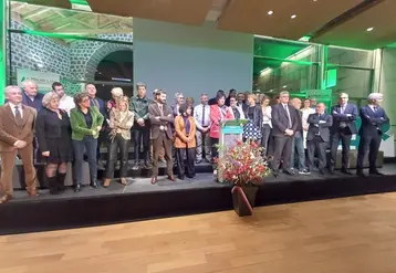 Les 38 conseillers départementaux réunis autour de la présidente MA-Petit en compagnie des députés et sénateurs.