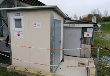 Pour éviter l’introduction de maladies en élevage, il est indispensable de mettre en Suvre des mesures de biosécurité. Cela passe par la mise en place de clôtures pour éviter la contamination par les sangliers, du passage par un sas sanitaire pour toute intervention en zone élevage et d’une grande vigilance dans la gestion des effluents d’élevage et des cadavres. Farago Creuse peut vous accompagner dans la fourniture des équipements.