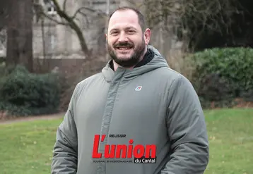 Un homme, ancien rugbyman reconverti commercial pour un opérateur téléphonique.