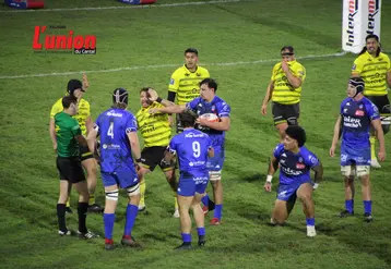 des joueurs de rugby sur un terrain