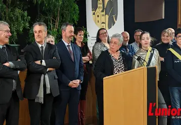 Maire de Mauriac s'adressant aux personnalités dont le préfet