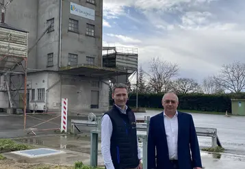 Vincent Bertholier, directeur de Val'Limagne.coop, et Thierry Bonnet, nouveau président de Val’Limagne.coop, sur le site de Bellenaves.