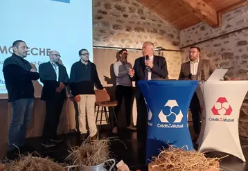 Les responsables d'OPA ont été invités à monter à la tribune, aux côté de Gérard Cormorèche et de David Roy.