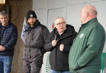 Sur l’exploitation du Gaec du Puy Giroux à Romagnat, Patrick Bénézit, président de la FNB (au centre) a ouvert le congrès de la FNB qui se déroule cette année dans le Puy-de-Dôme.