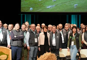 Les élus de la FNB, ici aux côtés de la ministre de l'Agriculture et du président du Sommet, entourés des bénévoles de la FNSEA 63, artisans du congrès;