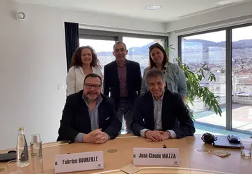 Jean-Claude Mazza Directeur général adjoint et Fabrice Boureille Vice-président de la Caisse Régionale entourés par les membres du comité territorial.