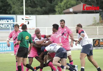 Des joueurs en train de jouer au rugby.