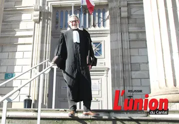 un homme sur le parvis d'un palais de justice. Avocat dans le Cantal, il est depuis le 1erjanvier le nouveau bâtonnier