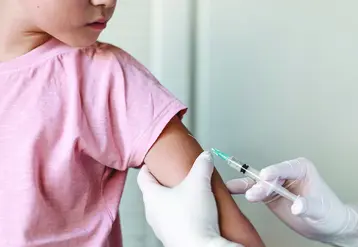 Un enfant se fait vacciner.