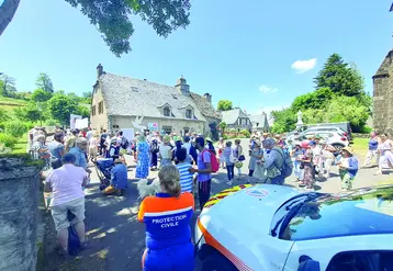 Une fête de village avec des secours.