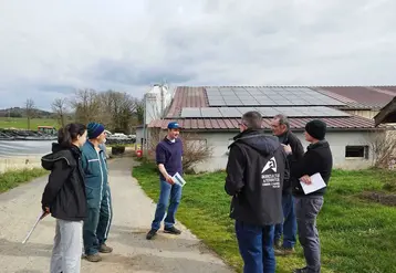 Mickaël Vignal, au centre, a investi dans une centrale photovoltaïque de 36 kWc dont une partie de la production est autoconsommée.