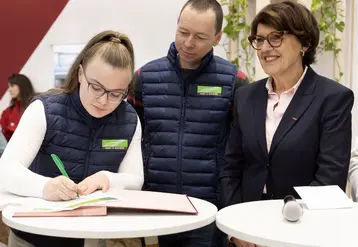 De gauche à droite : Amandine Belal et Matthieu Regazzoni – associés à l’essai dans le Doubs et Annie Genevard - ministre de l’Agriculture.