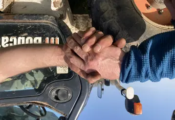 poignée de mains devant un tracteur