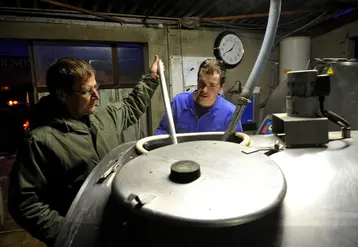 tank à lait avec des gens