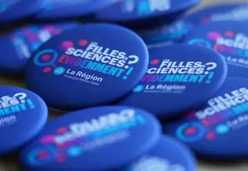 Badge bleu "Les Filles en Sciences ? Evidemment !"