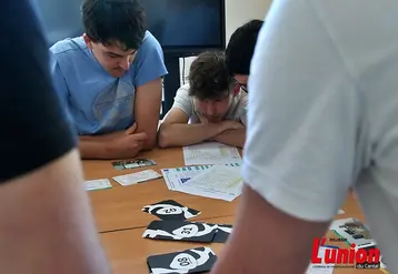 Des jeunes font un escape game sur table, autour des métiers du lait