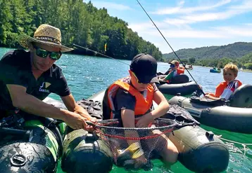 jeunes pêcheurs sur un lac du cantal