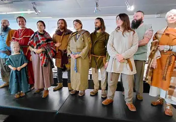 Présentation de la mode vestimentaire gauloise, reconstituée par des  tisserands et teinturiers, spécialistes  des techniques anciennes. Les artisans se sont inspirés des iconographies,  écrits antiques et  données archéologiques pour fabriquer ces étoffes
