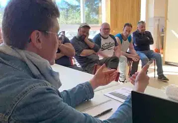 Sabine Tholoniat, présidente de la FNSEA 63 venue échanger avec les agriculteurs 