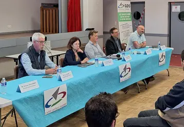 De gauche à droite : Thierry Jamot (Chambre d’agriculture), Emmanuelle Thill (directrice de la DDETSPP), Pascal Josse (président de GDS Creuse), Boris Boubet (directeur GDS Creuse), Dr Yves Petit (président du SDVEL 23).