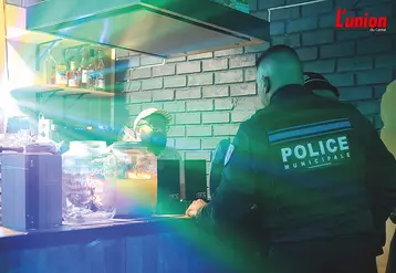 Un policier discute avec un patron de bar.
