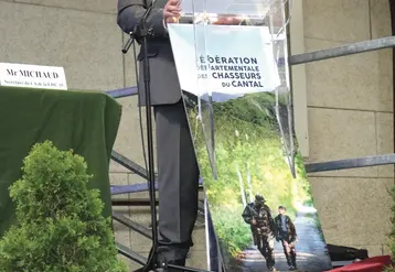 Un homme debout au pupitre en train de parler.