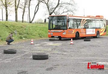 Un bus qui slalome entre plots et pneus.