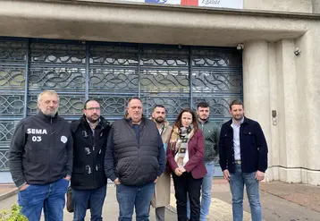 représentants syndicats agricoles devant la préfecture de l'Allier