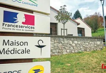 Une maison médicale et des panneaux.