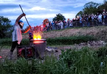 Dans un four installé deux jours plus tôt, le mélange d'étain et de cuivre a été porté à plus de 1 100° avant d'être coulé dans le moule enterré dans le sol. 