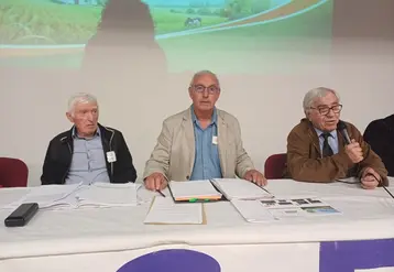 A la tribune, Maurice Laurent, nouveau président de la SDAE, entouré de Claude Chalencon et de Jean Beraud.