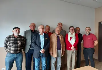 De gauche à droite : Claude Bussière, vice-président, Alain Parrain, président d’honneur, Dominique Marcicaud vice-président, Jean-Paul Duron secrétaire-adjoint, Jean-Pierre Jamot trésorier-adjoint, Benoit Rogier trésorier, pascale Gilli-Dunoyer présidente, Camille Carcat président d’honneur, Patrick Le Goux secrétaire.