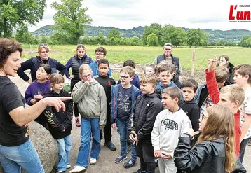 Des enfants s'amusent avec des animaux.