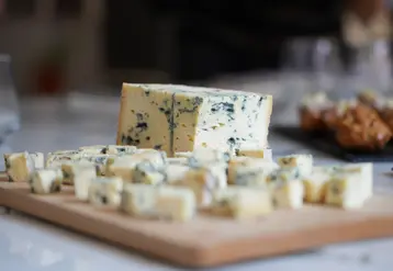 Bleu d'Auvergne AOP coupés en dés sur un plateau de dégustation.