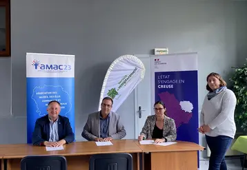 De gauche a droite : Nicolas Simonnet, coprésident de l’Amac23, Jean-Yves Debrosse, président du Service de Remplacement Creuse, Anaïs Grassin, sous-préfète de l’arrondissement d’Aubusson et Émilie Bouchet, agricultrice et maire de Charron.