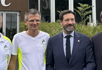 À gauche, Emmanuel Gérardin, Directeur de la Société des Eaux de Volvic. À droite, Fabrice Pannekoucke, Président du Conseil régional d'Auvergne-Rhône-Alpes. 
