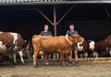 Laura Astier et son conjoint Fabien Tronchère avec leurs vaches.