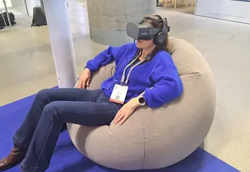À l'aide d'un casque de réalité virtuelle, les patients peuvent réaliser des exercices d'hypnose sans l'accompagnement permanent d'un professionnel de santé.