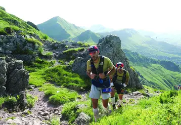 Deux personnes marches dans les montagnes cantaliennes