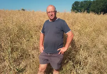 Gilles Cabart sur son exploitation  à Chambérat