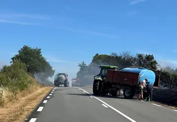 Sur de nombreux incendies, les agriculteurs ont prêté main forte aux secours avec les tonnes à lisier remplies d’eau ainsi que les outils de déchaumage. 