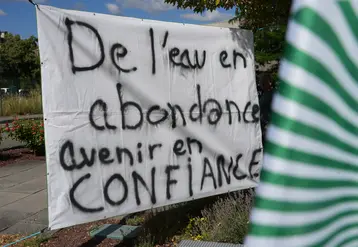 Banderole suspendue lors de la mobilisation des agriculteurs pour une gestion de l'eau cohérente : "de l'eau en abondance, avenir en confiance"