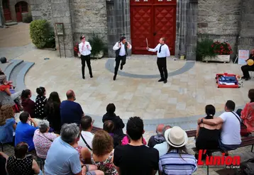 spectacle de rue donné face à une foule sur le parvis d'une église